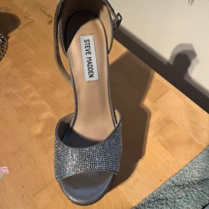 Klackskor  - Jättefina klackskor som är helt nya. Snygga att ha på stundent eller fester. Passar också till ball. Säljer eftersom de inte kommer till användning.