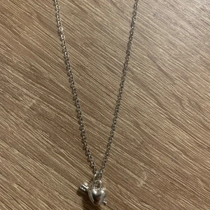 Halsband - Halsband men hjärta på💕 aldrig använd pris går att diskutera💕lik Maria Nilsdotter 