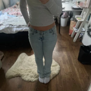 Lågmidjade utsvängda jeans  - Ljusblå, utsvängda Lågmidjade jeans använda fåtal gånger. I Strlk M/38 men passar mig som har Strlk S/36