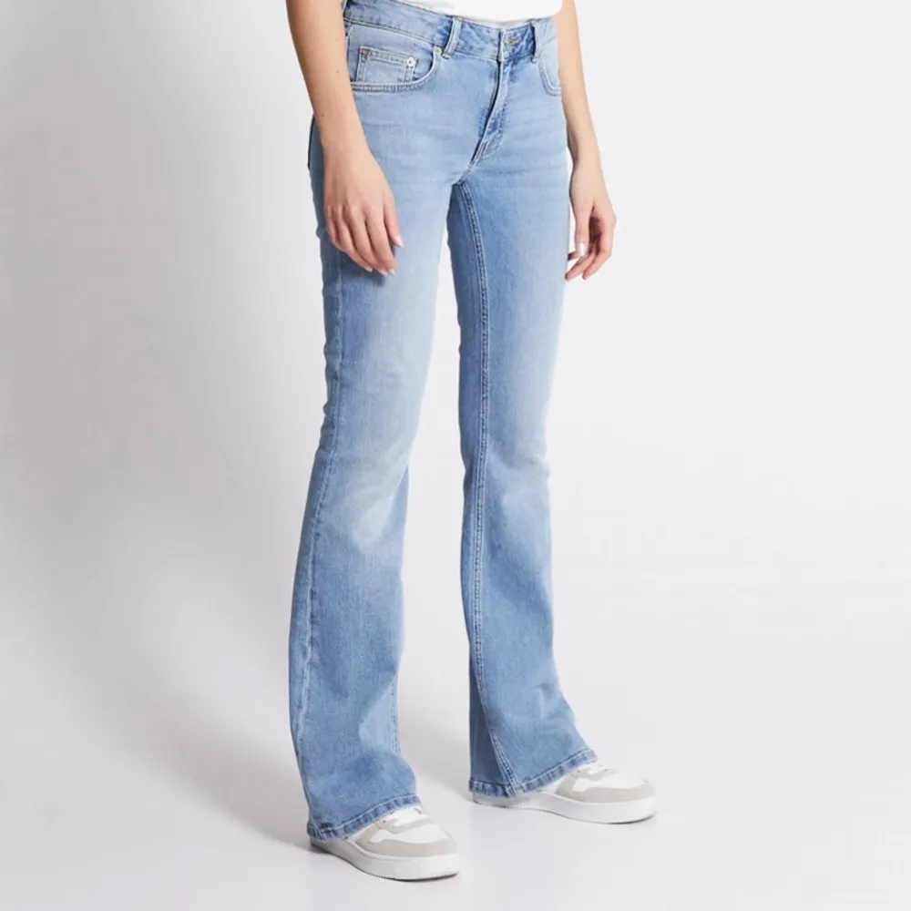 superfina bootcut jeans i jättebra skick!💞 säljer för att de börjar bli för korta och jag har många jeans💞. Jeans & Byxor.