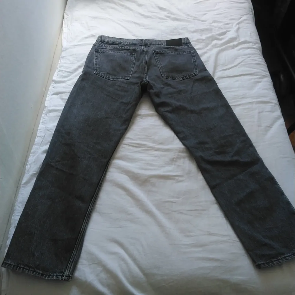 Jag säljer ett par snygga mörkgrå jeans. Passformen är i relaxed fit. Storleken är XS. Nypris ca 800 kr.Använda Ca 3 gånger. Jeansen är i bra skick. Tveka inte att skriva om du har några funderingar.. Jeans & Byxor.