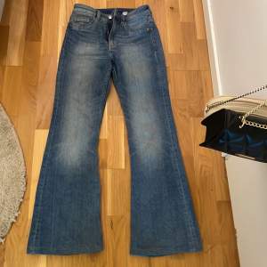 Jeans med naturlig midja med flare ben