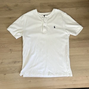 Polo Ralph lauren  - Polo Ralph lauren. Använd några fåtal gånger. Men säljer den för jag har växt ur den.