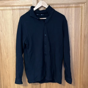 Laget 157 skjorta  - Tjena, säljer min lager 157 skjorta i svart den är för liten för mig Storleken är M Priset är 100 köpte den för 200kr