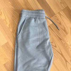 Turkosa shorts  - Säljer dessa super fina turkosa mjukis shorts som aldrig är använda eftersom jag fick dom i present men dom passa inte så dom är alltså sprillans nya. Storlek M