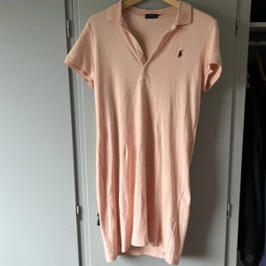 Ralph Lauren t shirt klänning - Helt oanvänd nyskick äkta Ralph lauren, baby rosa t shirt klänning skönt material och din passform. Säljer billigt då sen bara tar plats i min garderob.
