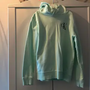 Mintgrön hoodie i väldigt fint skick. Sparsamt använd, passar barn ca 12 år storlek 152