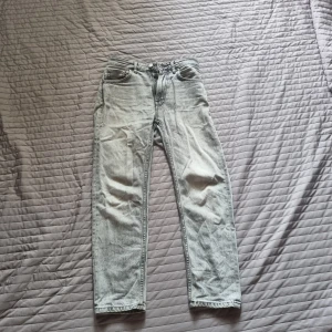 Nudie jeans - Hej, jag säljer ett par feta nudoe jeans i modellen Brezy britt. Dem är i storlek W 25 L 26. Hör gärna av er vid funderingar.😄