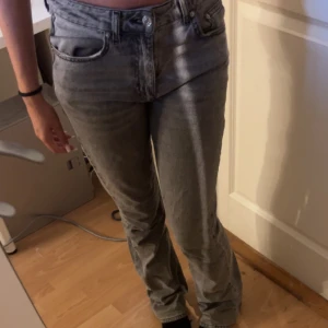 Gråa Gina tricot jeans - Super fina jeans från Gina, kommer ej till användning 