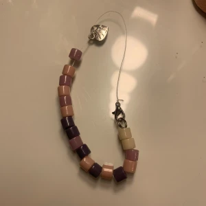 Kärleks armband💘 Louizanna💗 - Jag tänkte nu sälja ett kärleks armband som fick namnet Louizanna💘som är lila, ljus rosa. Som jag gjort själv. Du får armbandet fint inslaget💌  Skriv vid minsta fråga & intresse💘 75 kr st