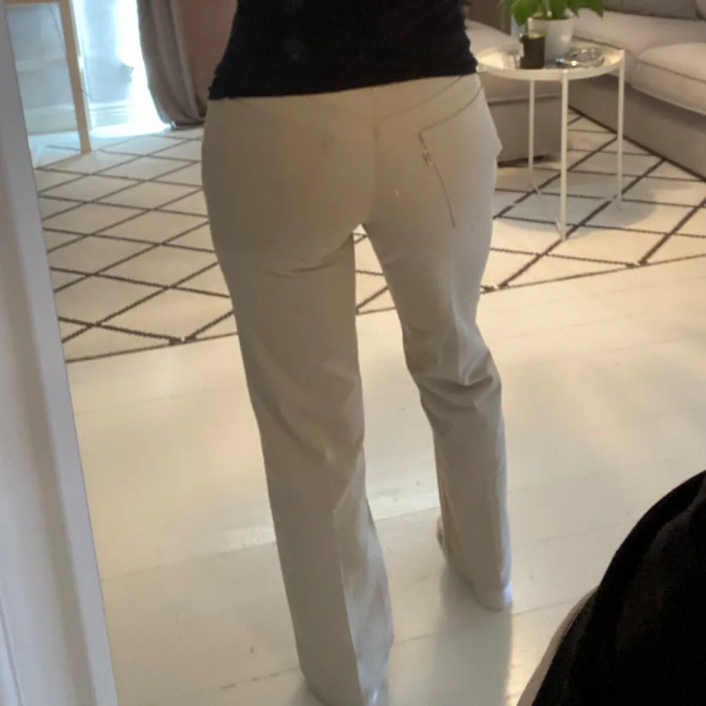 Supersnygga beige/creme vita jeans från levis i storlek XS. Helt oanvända så i utmärk skick! Går ner till golvet på mig som är 166💕tveka inte att kontakta vid frågor!. Jeans & Byxor.