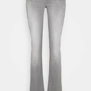 Säljer ltb jeans!!! - Säljer mina ltb jeans!!💗 Dem är superfina men passar tyvärr inte mig, köpte dem på Plick och nypris brukar vara cirka 1200 inga speciella defekter förutom lite i hälarna💗