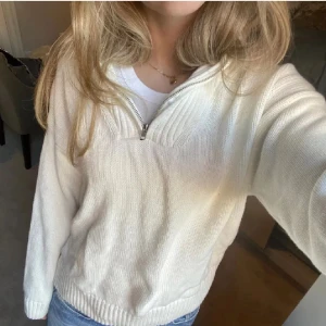 Super fin Stickad tröja - Tröja perfekt att ha nu i höst. Till exempel med ett par jeans och en T-shirt Så fin till allt möjligt 💕💕