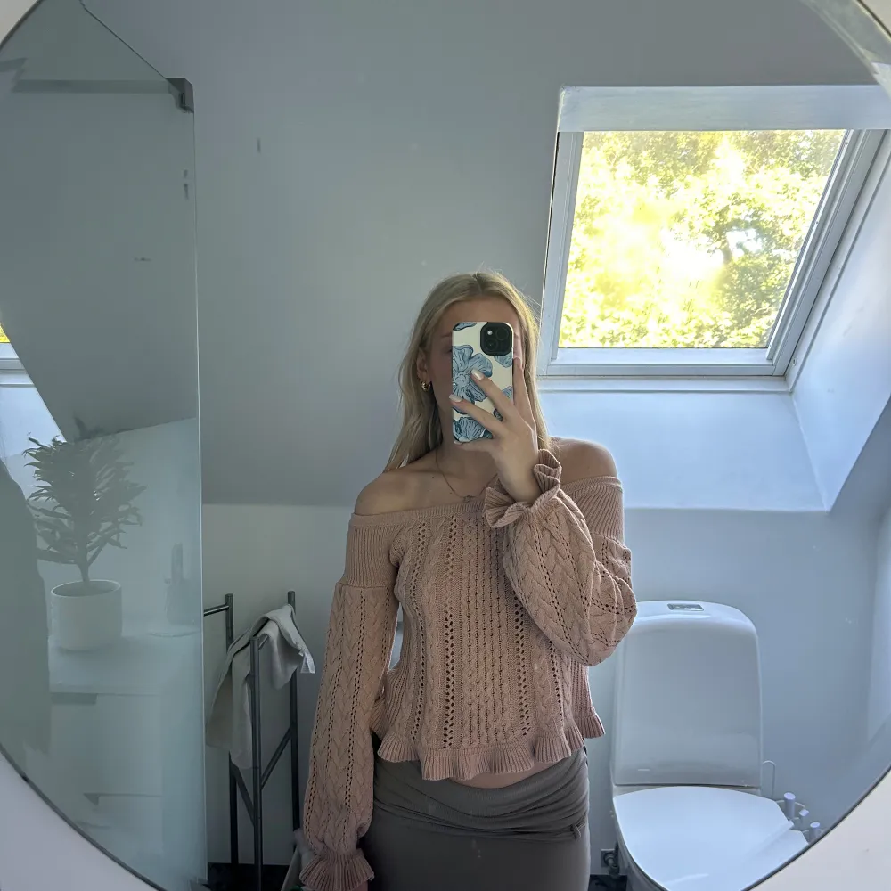 En stickad offshoulder tröja ifrån H&M i storlek S. Använd en gång så i mycket fint skick!!🩷köparen står för frakten! Färgen på plagget stämmer överens med bild 2! Använd gärna ” köp nu”🩷. Stickat.