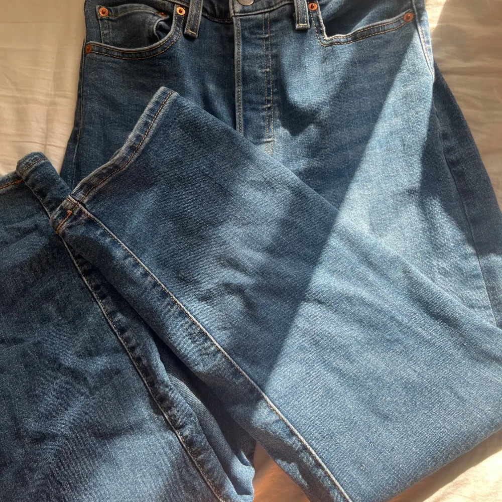 Säljer ett par högmidjade Levis jeans i storlek 27 som inte kommer till användning. Är använda tre gånger. Skriv för fler bilder. Jeans & Byxor.