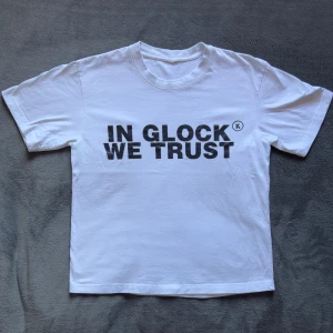 IN GLOCK WE TRUST  - En fet cropped t-shirt, Pris kan diskuteras 