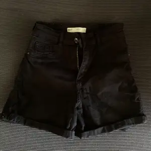 Svarta jeans shorts från gina