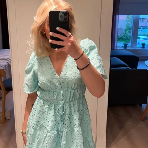 Klänning - Endast använd en gång på midsommar, säljer då den inte kommit till användning sen dess.  De två banden i midjan drar man åt själv så man kan välja hur mycket de ska sitta åt 💛 Köptes för 1300.