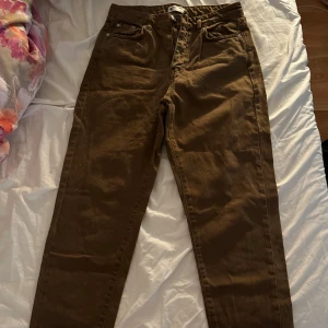 Bruna jeans - Bruna jeans från gina tricot. Använda men i gott skick  Storlek 36