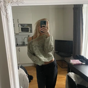 Hålstickad tröja  - Hålstickad tröja från zara med fin kall grön/khaki färg. Endast testad