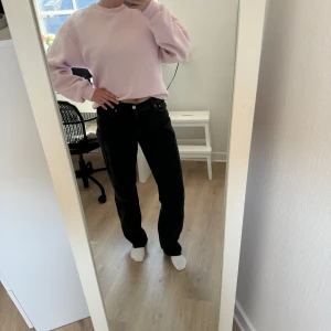 SWEET SKTBS Jeans - Dem perfekta svarta loose jeansen från SWEET SKTBS - Junkyard Lagom loose och lång fit. Strlk W29. Dessa blev för stora och jag köpte samma par fast mindre, därav säljer jag. 