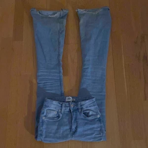 Jeans - Jeans från Lager 157 i storlek XXS short. Slitna längst nere. (Tydligare bild på det slitna på den sista bilden!)