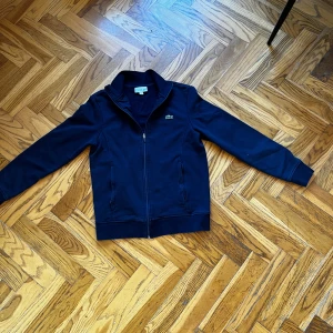 Lacoste tröja - Säljer en jätte fin lacoste tröja med full zipup. För mer fråga gärna
