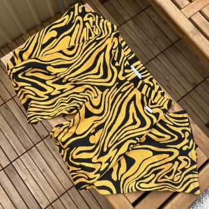 Flare byxor i virvlande mönster från On Vacation i storlek M - Aldrig använda! Mjuka stretchiga viscosebyxor som är mid rise/mid waist och utsvängda i benmodellen.