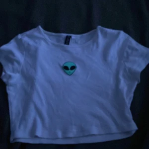 Magtröja/t-shirt  - Vit magtröja med en ailien på, bra i skicket och skönt tyg.  