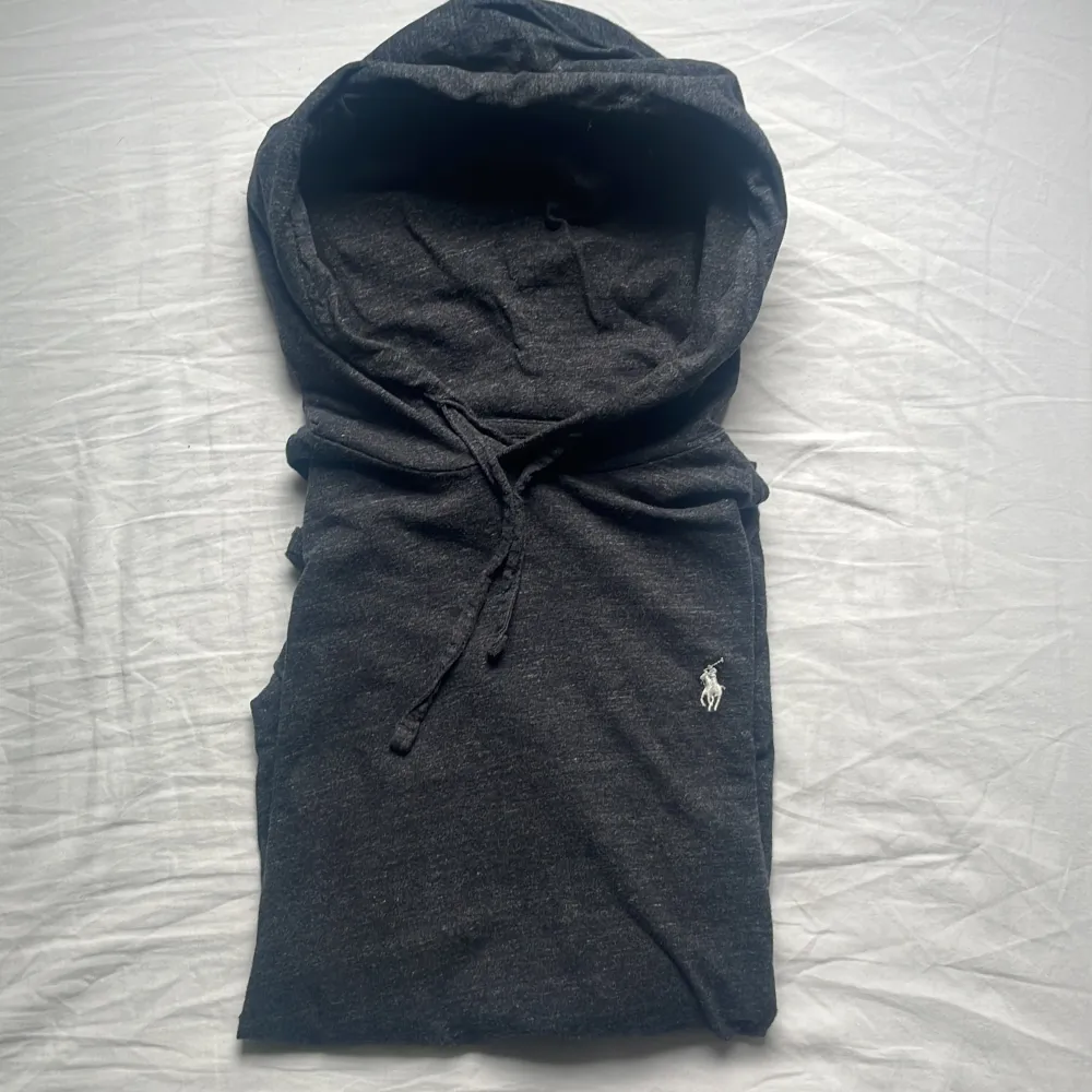 En grå Ralph lauren hoodie i tunt material som är riktigt skönt, perfekt för sommaren. Färgen speglas ganska bra på bilden med en vit logga. Storlek S. Priset är inte hugget i sten! Hör gärna av dig!. Hoodies.