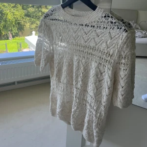 Virkad topp från ZARA - Så fin virkad topp från Zara, använd fåtal gånger och i storlek M!💓