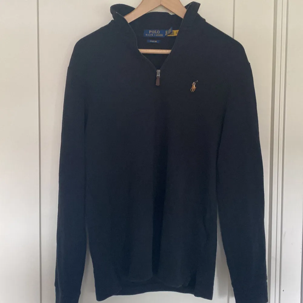 Polo half zip i topp skick köpt i affär för 2000 storlek xs men sitter mer dom s om du har frågor så är det bara att fråga kan även tänka mig att byta sänka vid snabb affär. Hoodies.