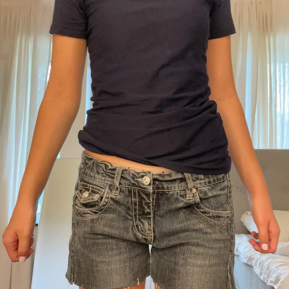 Skit snygga trendiga shorts med detaljer där bak på en ficka och en ficka där framme. 39cm rakt över. Skriv privat för fler bilder och frågor. Shorts.