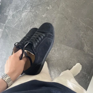 Christian Louboutin skor - Säljer ett par riktigt feta skor på Christian Louboutin, dessa är spike less. Väldigt stilrena och passar bra nu på sommaren. Passar dom som har 42-43! 