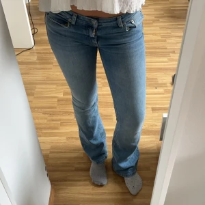 Lågmdidjade Jeans  - Jag säljer dessa lågmidjade bootcut jeansen från lager 157 i storlek S 💕💕de har inte alls kommit till användning så därför säljer jag de!! Modellen heter ”low boot” och de köptes för 400 kr men jag säljer de för 180 kr, kom gärna med prisförslag!!💕💕
