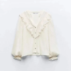 Zara Vit Blus - Superfin Zara blus i färgen vit, använd men fortfarande i väldigt fint skick, pris kan diskuteras vid snabb affär🙌