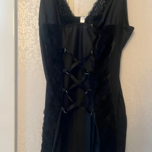 Spets mini klänning  - Spets mini klänning, ganska kort