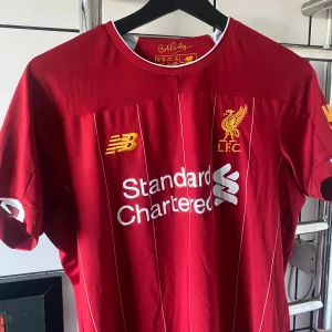 Liverpool Tröja  - Skön, stilren och snygg. Denna tröja är något äldre men desto mer skön! 