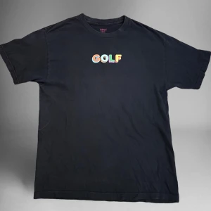 Golf wang tshirt - Säljer denna golf wang tshirt (tyler the creators märke). Säljs billigt efterson skicket inte är super, trycket har spruckit väldigt mycket vilket gör att man måste vara försiktig😣 Storleken är L men sitter mer som ett M!