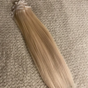 Tape löshår  - Tape löshår 60st 50cm 150g Från:Idanabeauty Färg:ljusblond. Som nytt har endast andvänds i 2 dgr, vissa helt oanvända. Nytt tape är på. Nypris:3300kr