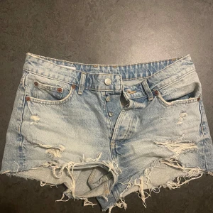 Zara jeansshorts  - Säljer dessa slitna zara shortsen som jag använt en gång, köpte i våras