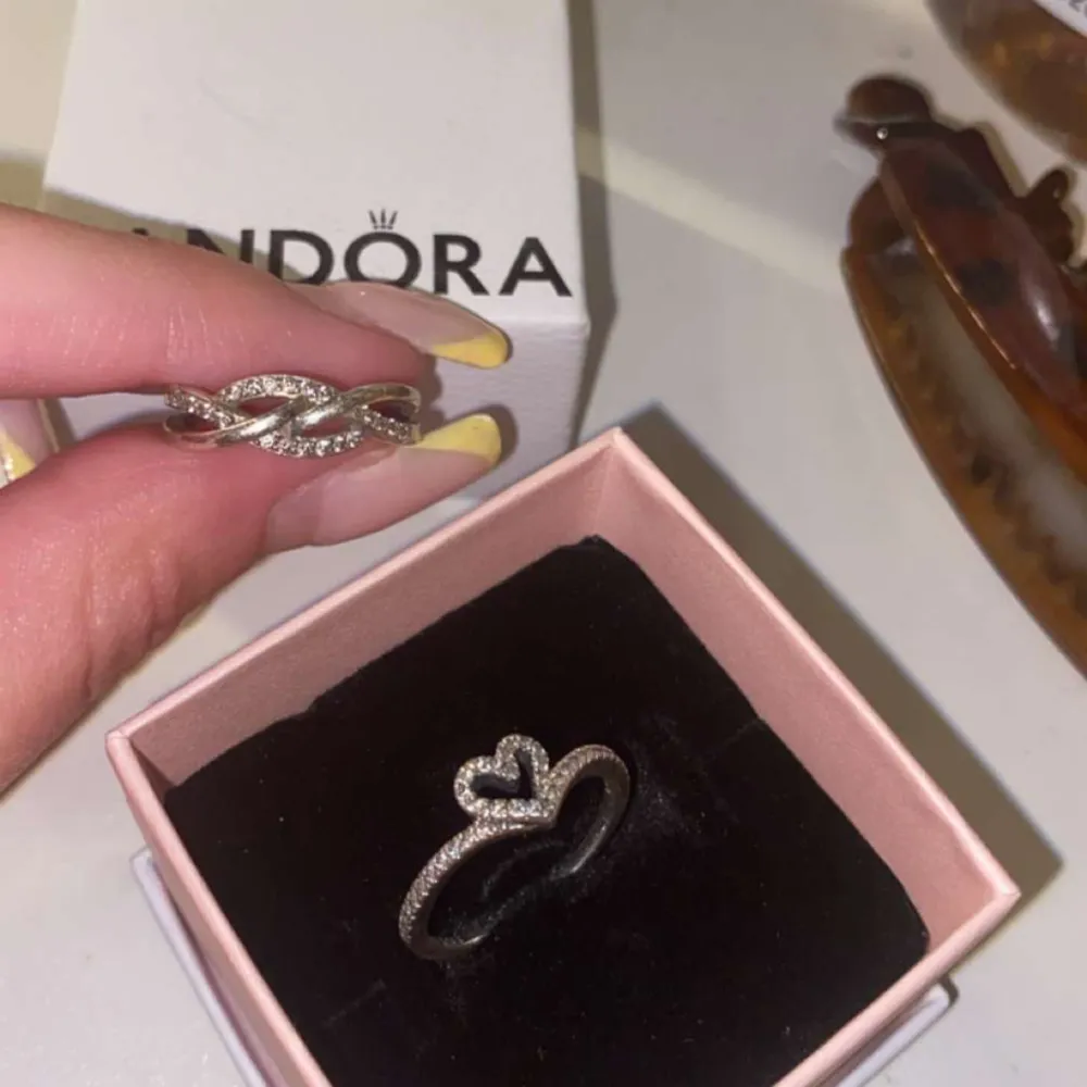 En Pandora ring som jag inte använder  pågrund av att jag inte bär silver längre, köptes för 649kr men säljer nu för 450, har haft den i några månader. Om man vill köpa Pandora ringen för sig kostar det 450 men med andra ringen koster det tsm 600, . Accessoarer.