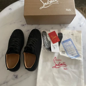 Christian Louboutin  - Skick: 8,5 / 10 då det är lite svarta märken på sulan  Medföljer: dustbag, låda, crease skydd och mm  Äkta? 1      :       1  Storlek: 41 passar runt 40 - 42 beror på om du har crease skydd i eller inte  Betalning: endast Swish  