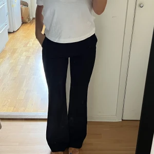 Raka kostymbyxor  - Raka svarta kostymbyxor storlek 36 men passar 34 också 🤩 Sitter riktigt snyggt, långa i benen och fickor där bak!