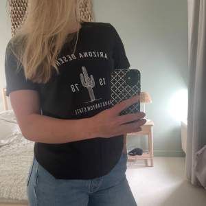 Mörkgrå basic tshirt från Gina tricot i stl s. Använd mycket få gånger.