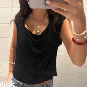Topp - Säljer denna super fina toppen som jag köpte av en tjej på Plick som tyvärr inte satt så bra på mig❣️