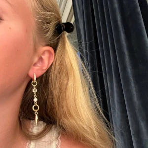 Supersnyggt örhänge 💕 - Intressekoll på mitt såå snygga örhänge från alvaz essentials. Jag har använt det men det ör i nyskick och har inga defekter💕💕 torkar av de vid köp💕