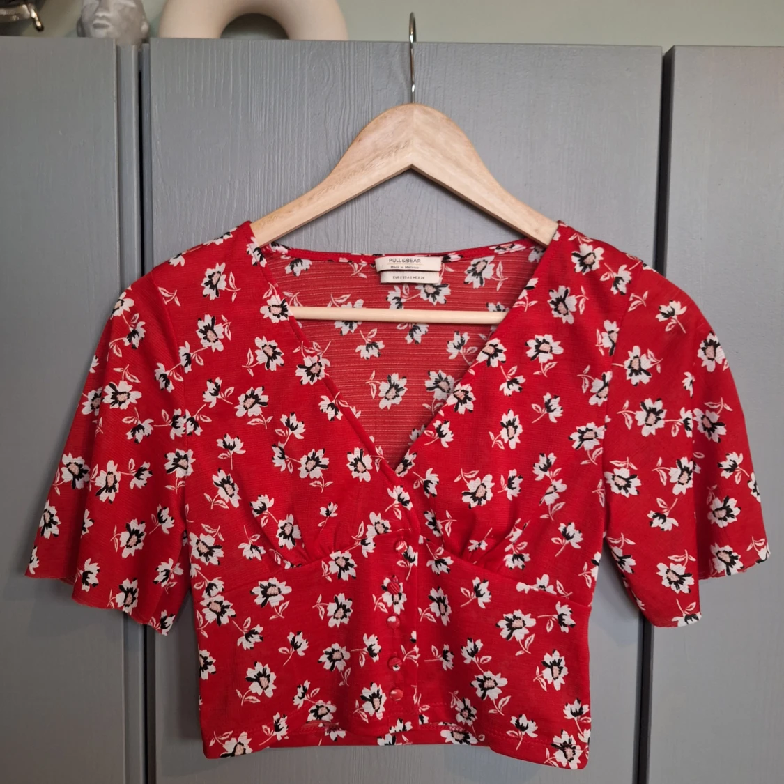 Pull&bear - sommartopp- röd topp med blommor och knappar strl S 