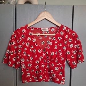 Pull&bear - sommartopp- röd topp med blommor och knappar strl S  - Pull&bear - sommartopp- röd topp med blommor och knappar strl S. Fint skick. 
