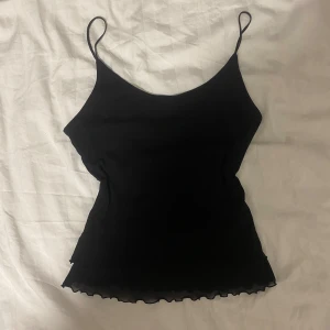 Svart mesh linne💘 - Snyggt mesh linne från brandy melville i två lager med “lettuce” kant💓skriv om det är något du undrar! 